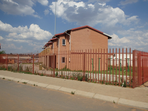 Government made homes in Soweto sit empty.